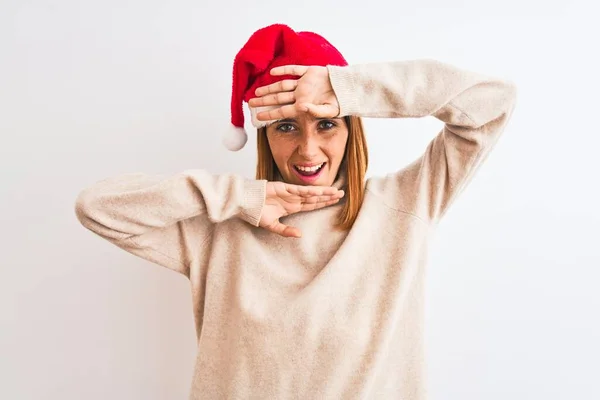 Mulher Ruiva Bonita Usando Chapéu Natal Sobre Fundo Isolado Sorrindo — Fotografia de Stock
