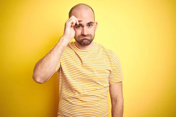 턱수염을 기르고 노란색외진 티셔츠를 대머리 남자는 이마에 문제에 걱정하고 스트레스를 — 스톡 사진
