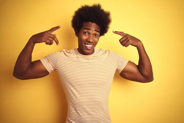 Homem Americano Com Cabelo Afro Vestindo Camiseta Listrada Sobre Fundo — Fotografia de Stock