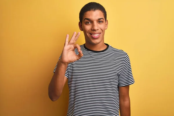 Homem Árabe Bonito Jovem Vestindo Camisa Listrada Marinha Sobre Fundo — Fotografia de Stock