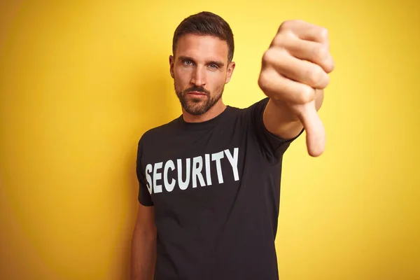 Jovem Homem Salvaguarda Vestindo Uniforme Segurança Sobre Fundo Isolado Amarelo — Fotografia de Stock