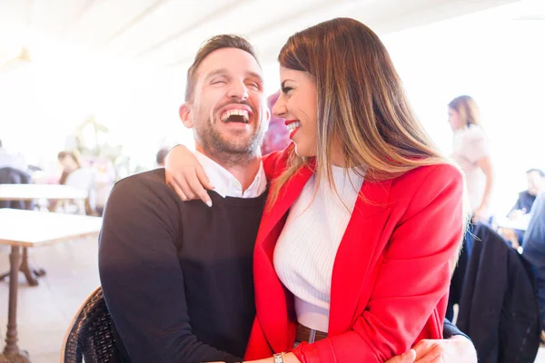 Jong mooi paar in liefde glimlachen gelukkig en het geven van affectio — Stockfoto