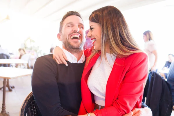 Jovem casal bonito no amor sorrindo feliz e dando affectio — Fotografia de Stock