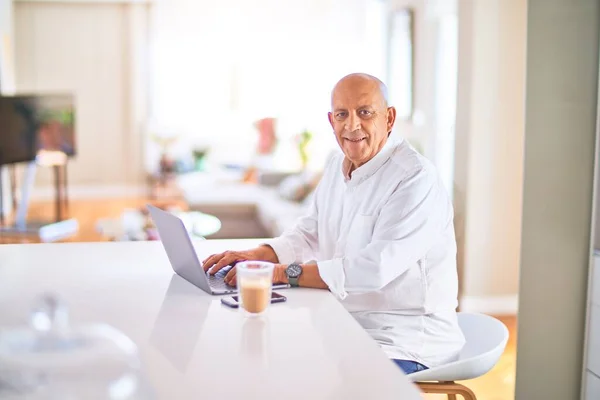 Starší Pohledný Muž Šťastně Sebevědomě Usmívá Sedět Notebookem Popíjet Kávu — Stock fotografie