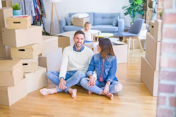 Hermosa Familia Padres Niña Nuevo Hogar Alrededor Cajas Cartón — Foto de Stock