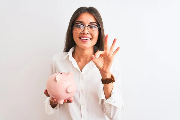 Mooie Zakenvrouw Draagt Bril Houden Spaarvarken Bank Geïsoleerde Witte Achtergrond — Stockfoto