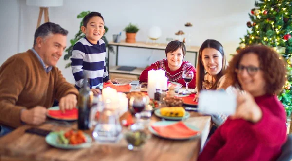 Mooie Familie Glimlachend Gelukkig Zelfverzekerd Het Eten Van Geroosterde Kalkoen — Stockfoto