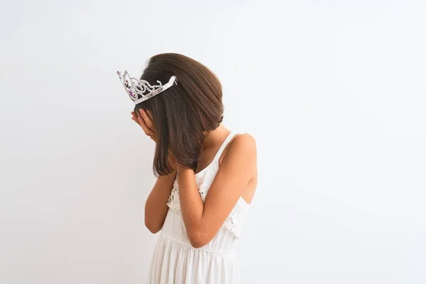 Hermosa Niña Con Corona Princesa Pie Sobre Fondo Blanco Aislado — Foto de Stock