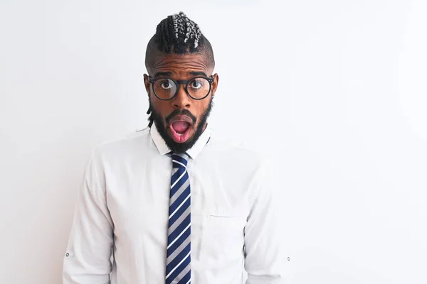 Empresário Afro Americano Com Tranças Usando Óculos Gravata Sobre Fundo — Fotografia de Stock