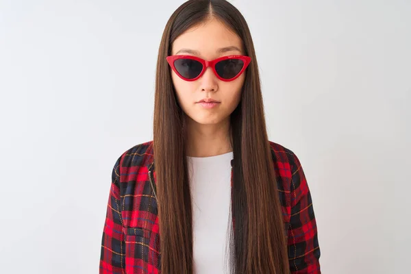 Νεαρή Κινέζα Γυναίκα Φορώντας Casual Σακάκι Και Γυαλιά Ηλίου Πάνω — Φωτογραφία Αρχείου