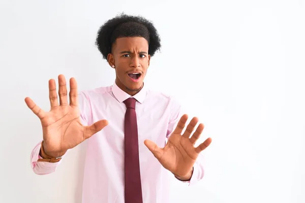 Νεαρός Αφροαμερικάνος Επιχειρηματίας Φορώντας Γραβάτα Στέκεται Πάνω Από Απομονωμένο Λευκό — Φωτογραφία Αρχείου