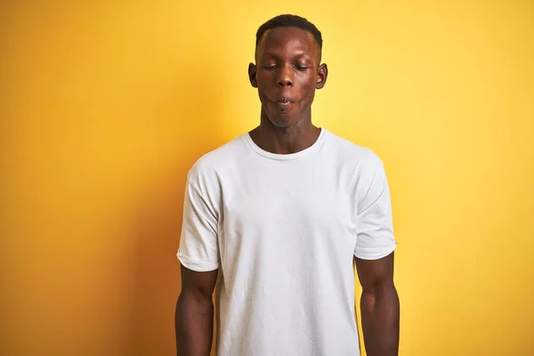 Joven Hombre Afroamericano Vistiendo Camiseta Blanca Pie Sobre Fondo Amarillo — Foto de Stock