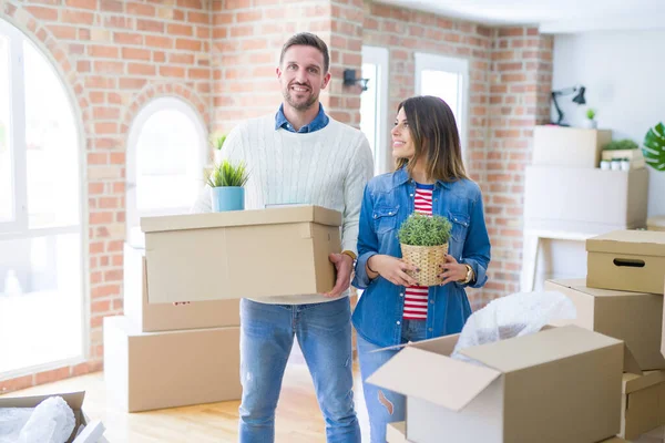 Jovem Casal Bonito Nova Casa Torno Caixas Papelão — Fotografia de Stock