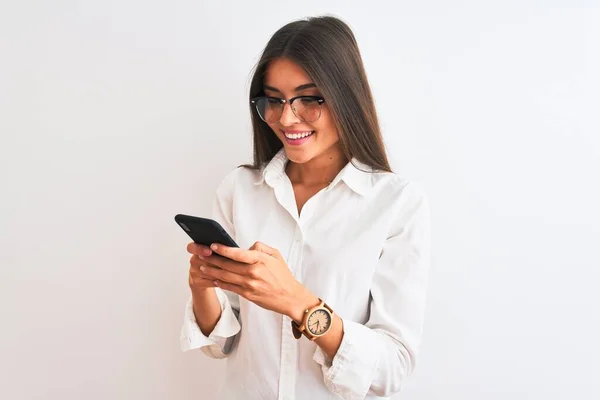 Piękna Bizneswoman Noszenia Okularów Pomocą Smartfona Odizolowanym Białym Tle Szczęśliwą — Zdjęcie stockowe
