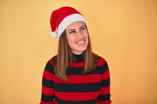 Jonge Mooie Vrouw Glimlachen Gelukkig Dragen Gestreepte Trui Een Kerstman — Stockfoto