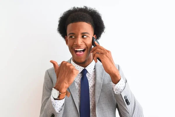 Afroamerikansk Affärsman Talar Smartphone Över Isolerad Vit Bakgrund Pekar Och — Stockfoto