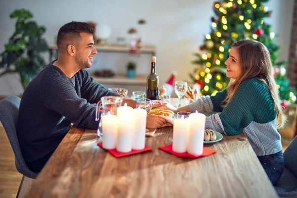 Mutlu Kendinden Emin Gülümseyen Genç Bir Çift Evde Noel Kutlamak — Stok fotoğraf