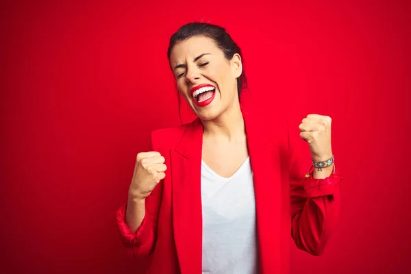 Junge Schöne Geschäftsfrau Steht Über Rotem Isoliertem Hintergrund Sehr Glücklich — Stockfoto