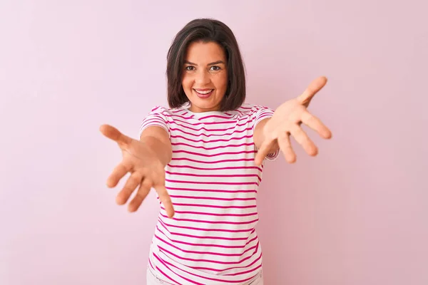 Giovane Bella Donna Indossa Shirt Righe Piedi Sopra Isolato Sfondo — Foto Stock