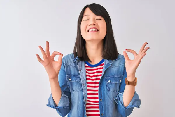 Chinese Vrouw Draagt Denim Shirt Rood Gestreepte Shirt Geïsoleerde Witte — Stockfoto