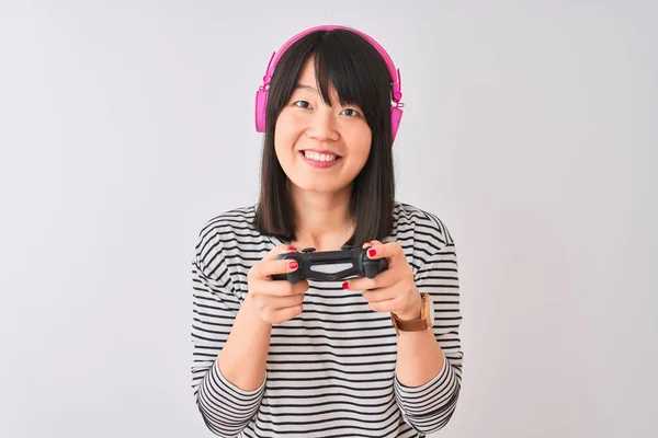 Čínský Hráč Žena Hraje Videohry Pomocí Sluchátek Izolovaném Bílém Pozadí — Stock fotografie