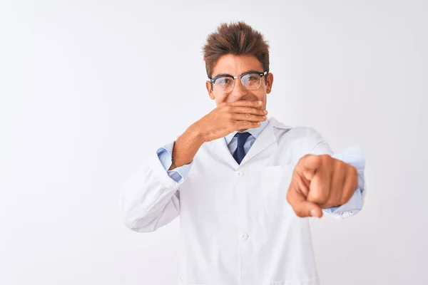 Joven Cientista Guapo Con Gafas Abrigo Sobre Fondo Blanco Aislado — Foto de Stock