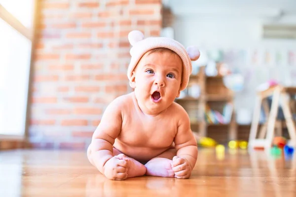 Bebê Adorável Deitado Sofá Casa Recém Nascido Vestindo Chapéu Fanny — Fotografia de Stock