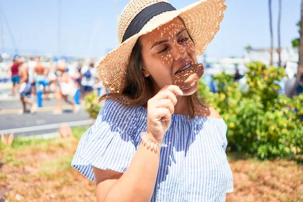 Mulher Bonita Nova Comendo Cone Sorvete Andando Pela Rua Tenerife — Fotografia de Stock