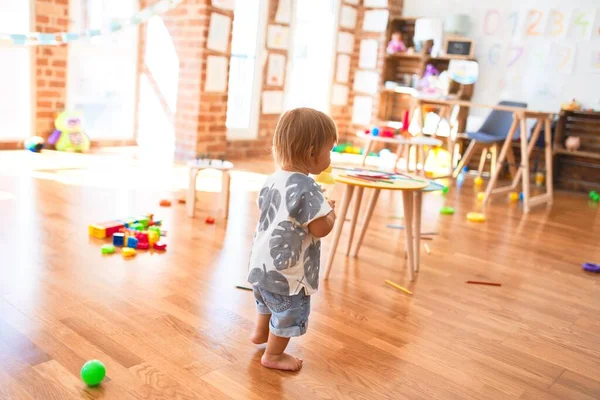 Entzückendes Kleinkind Mit Futterflasche Jede Menge Spielzeug Kindergarten — Stockfoto