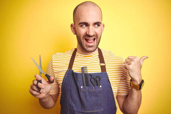 Young Hairdresser Man Wearing Barber Apron Holding Scissors Isolated Yellow — Stock Photo, Image