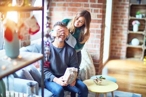 Young Beautiful Couple Smiling Happy Confident Woman Covering Eyes Man — Stock Photo, Image