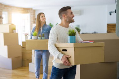 Genç çift yeni bir eve hareket, mutlu tutan oluklu gülümseyen