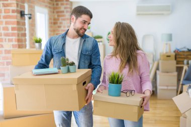 Genç güzel çift çok mutlu birlikte karton kutu tutarak