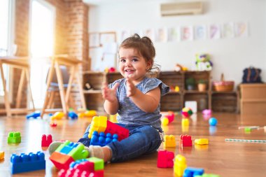 Anaokulundaki oyuncaklarla oynayan güzel bir çocuk.