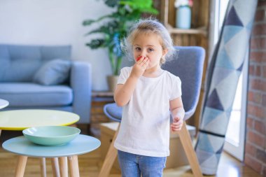 Çilek yiyen güzel yürümeye başlayan çocuk kız