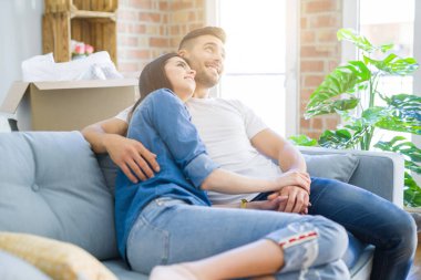 Güzel çift kanepede aşık sarılma, çok mutlu gülümseyerek