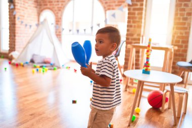 Anaokulunda bowling oynayan güzel çocuk.