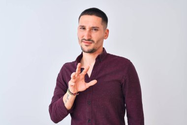Genç yakışıklı iş adamı izole edilmiş arka planda duruyor tiksindirici tepkiler yüzünden hoşnutsuz ve ürkek bir ifade takınıyor. Eller havada. Can sıkıcı bir kavram..