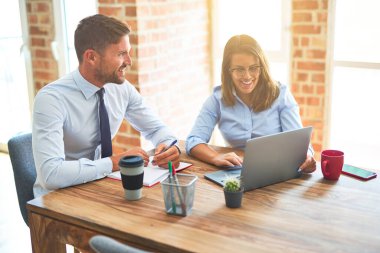 Ofiste birlikte çalışan kadın ve erkek genç iş ekibi