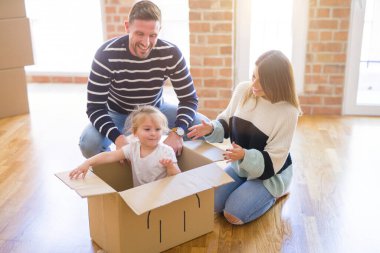 Güzel famiily, yeni evde karton fanny kutusu sürme ailesi ile oynayan çocuk