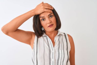 İzole edilmiş beyaz arka planda dikilen sıradan çizgili tişört giyen genç ve güzel bir kadın. Elleri başının üstünde, utanç ve şaşkınlık dolu, sinirli ve hayal kırıklığına uğramış bir halde. Hata için korku ve üzüntü.