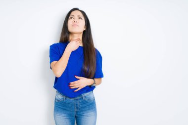 Güzel esmer kadın izole arka planda acı veren boynuna dokunuyor, boğazı ağrıyor grip, mantar ve enfeksiyon kapmış.