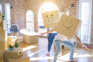 Komik emoji ile karton kutular giyen çılgın çift üzerinde yüzler