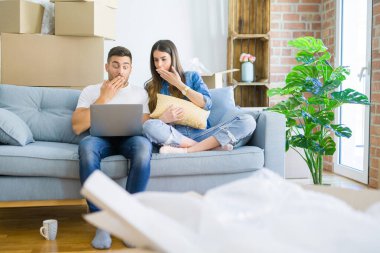 Genç ve güzel bir çift, yeni evin kanepesinde oturup, bilgisayar laptopu kullanarak, ağızlarını kapatarak hata yaptıkları için utançla, korkunun ifadesiyle, sessizlikten korkarak, gizli bir konseptle şok geçiriyorlar.