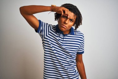 Sarı çizgili mavi polo giyen Afro bir adam izole edilmiş beyaz arka planda dikiliyor alnında sivilceden mutsuz olduğunu gösteriyor, siyah başlıklı çirkin bir enfeksiyon. Sivilce ve deri problemi