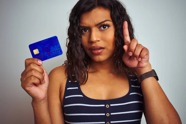 Transseksuele Transgender Klant Vrouw Houden Credit Card Geïsoleerde Witte Achtergrond — Stockfoto