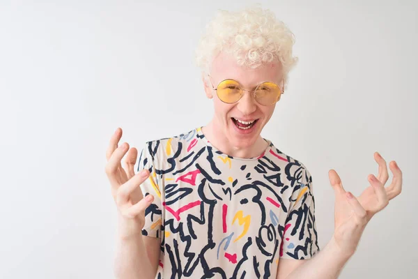 Ung Albino Blond Man Bär Färgglada Shirt Och Solglasögon Över — Stockfoto