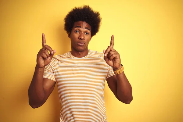 Amerikansk Man Med Afro Hår Bär Randig Shirt Stående Över — Stockfoto