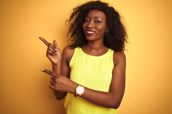 Genç Afro Amerikalı Kadın Tişört Giyip Izole Edilmiş Sarı Arka — Stok fotoğraf
