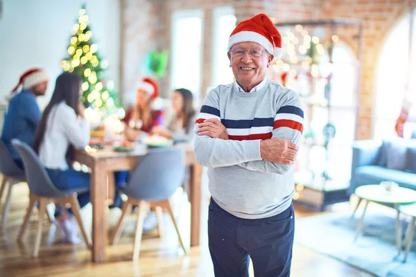 先輩ハンサムな男は幸せと自信に笑顔 家で家族と一緒にクリスマスを祝うサンタの帽子をかぶって — ストック写真